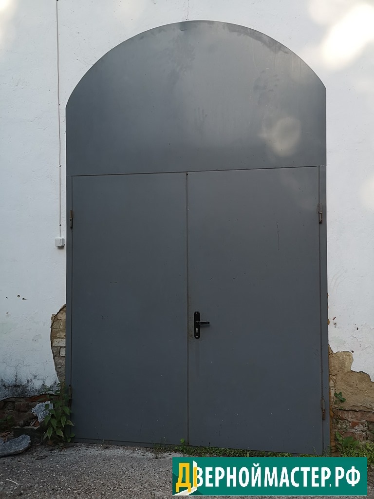 Арочная техническая дверь большого размера 