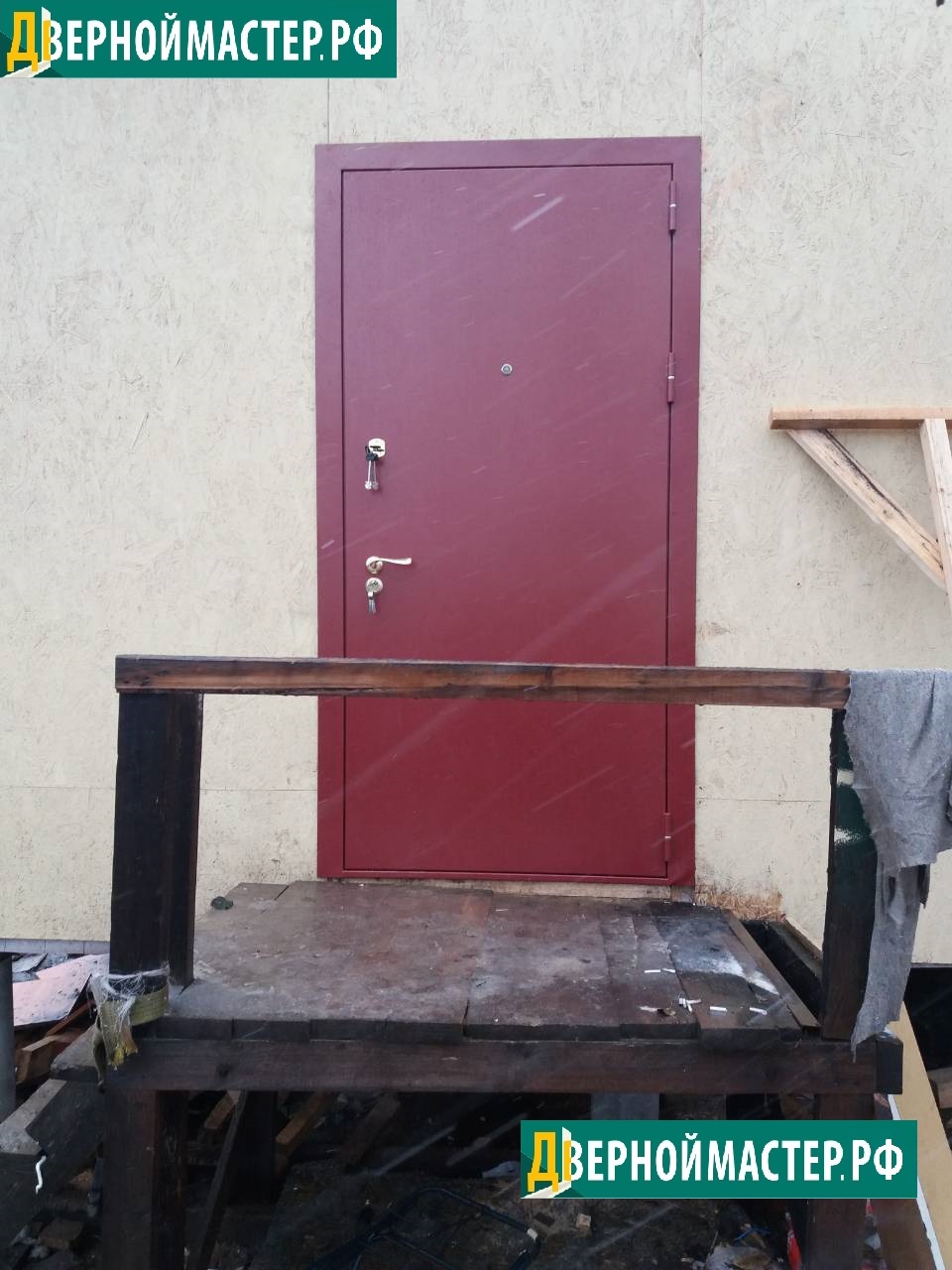 Установка металлической двери в каркасный дом с напылением, наружная