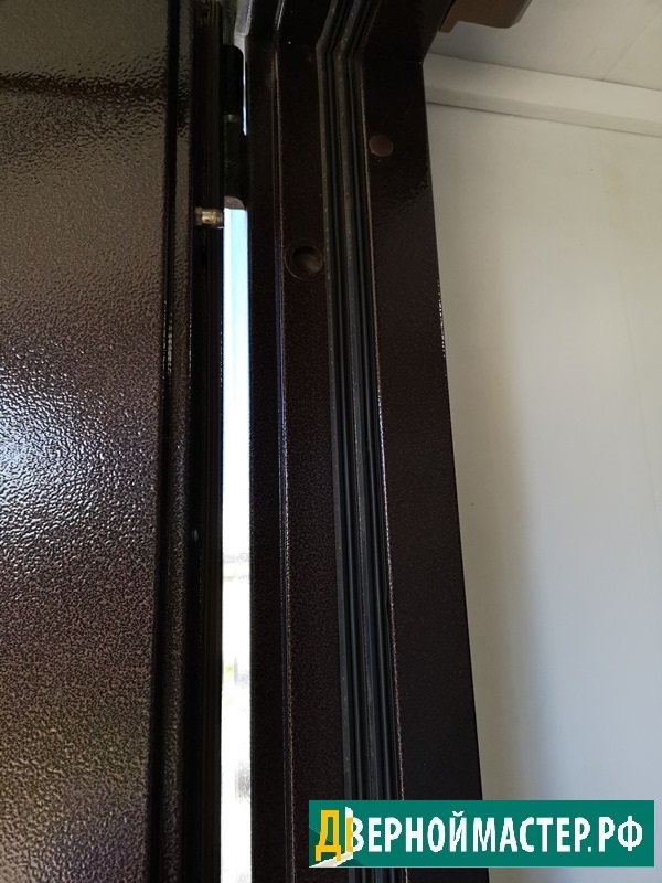 надежная шумоизоляция и уплотнение на двупольной металлической двери с остеклением