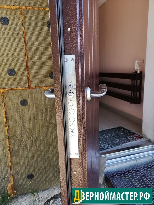 Торец дверного полотна с замками на двупольной двери 
