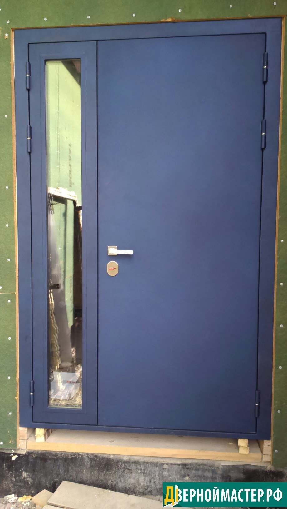 Входная металлическая дверь нестандартного размера со стеклом в боковой дополнительной створке.