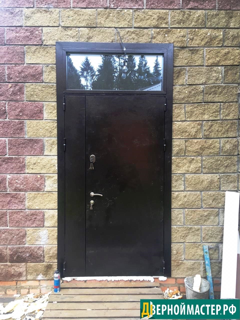 Установленная входная нестандартная металлическая дверь со стеклом с напылением купить в Москве