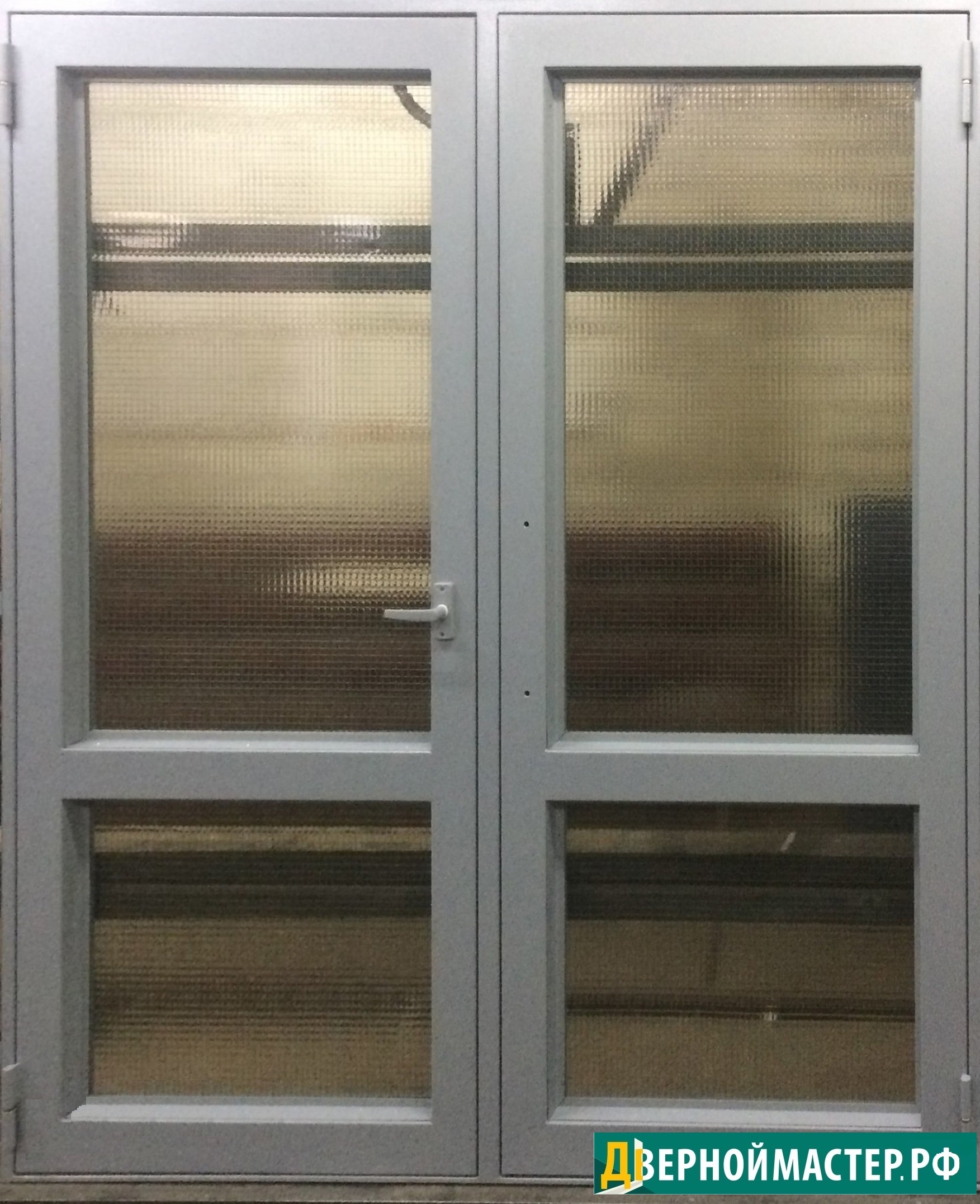 Двупольная металлическая дверь с армированным стеклом, створки равнозначные