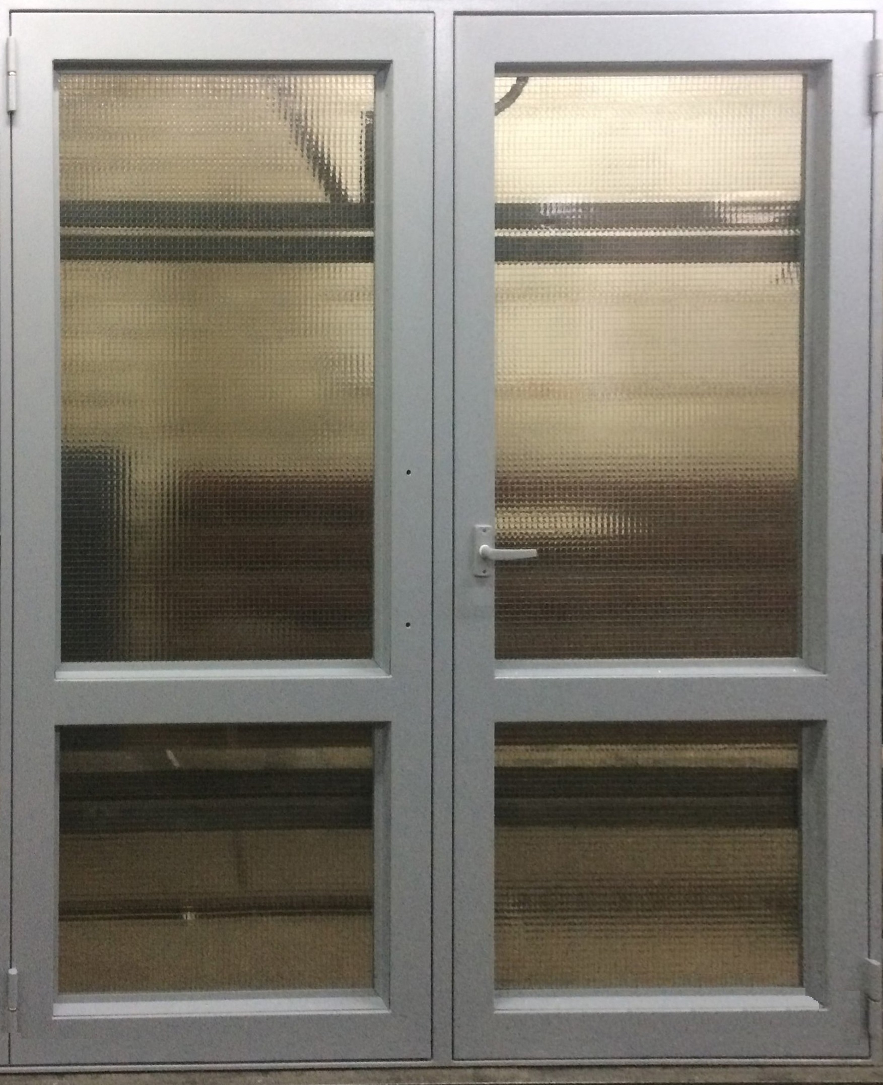 Двупольная металлическая дверь светопрозрачная, остекление армированное. Для административных и промышленных зданий