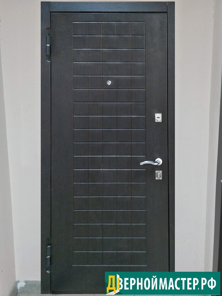 Входная дверь с шумоизоляцией с рисунком на панели шахматы по отличной цене