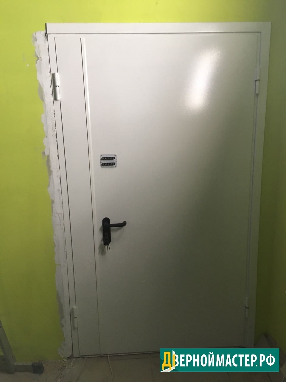 Металлическая дверь с кодовым замком для магазина Пятерочка, город Видное