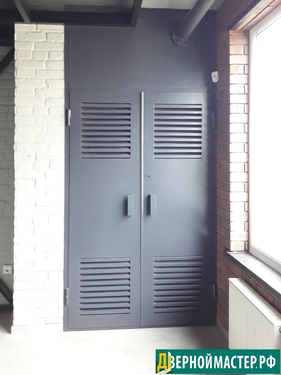 Дверь с жалюзийной решеткой двустворчатая металлическая для электрощитовой, серверной, аппаратной.