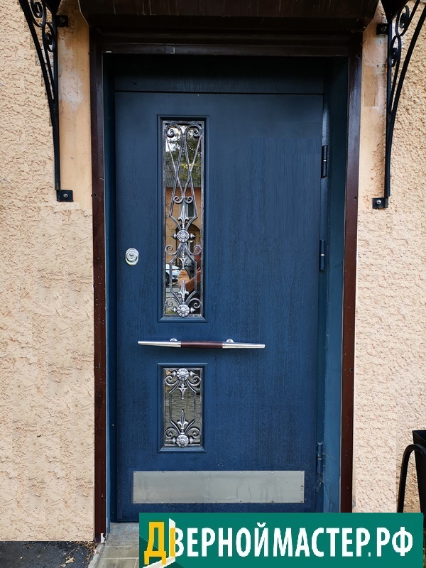 Входная дверь в салон красоты с декоративной ковкой и стеклопакетом, отделана влагостойким МДФ