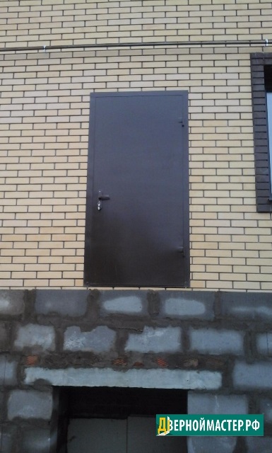Установка дверного блока с четного хода в частный дом.