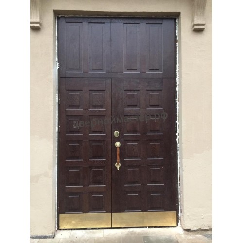 Парадная металлическая дверь с отделкой массивом дуба